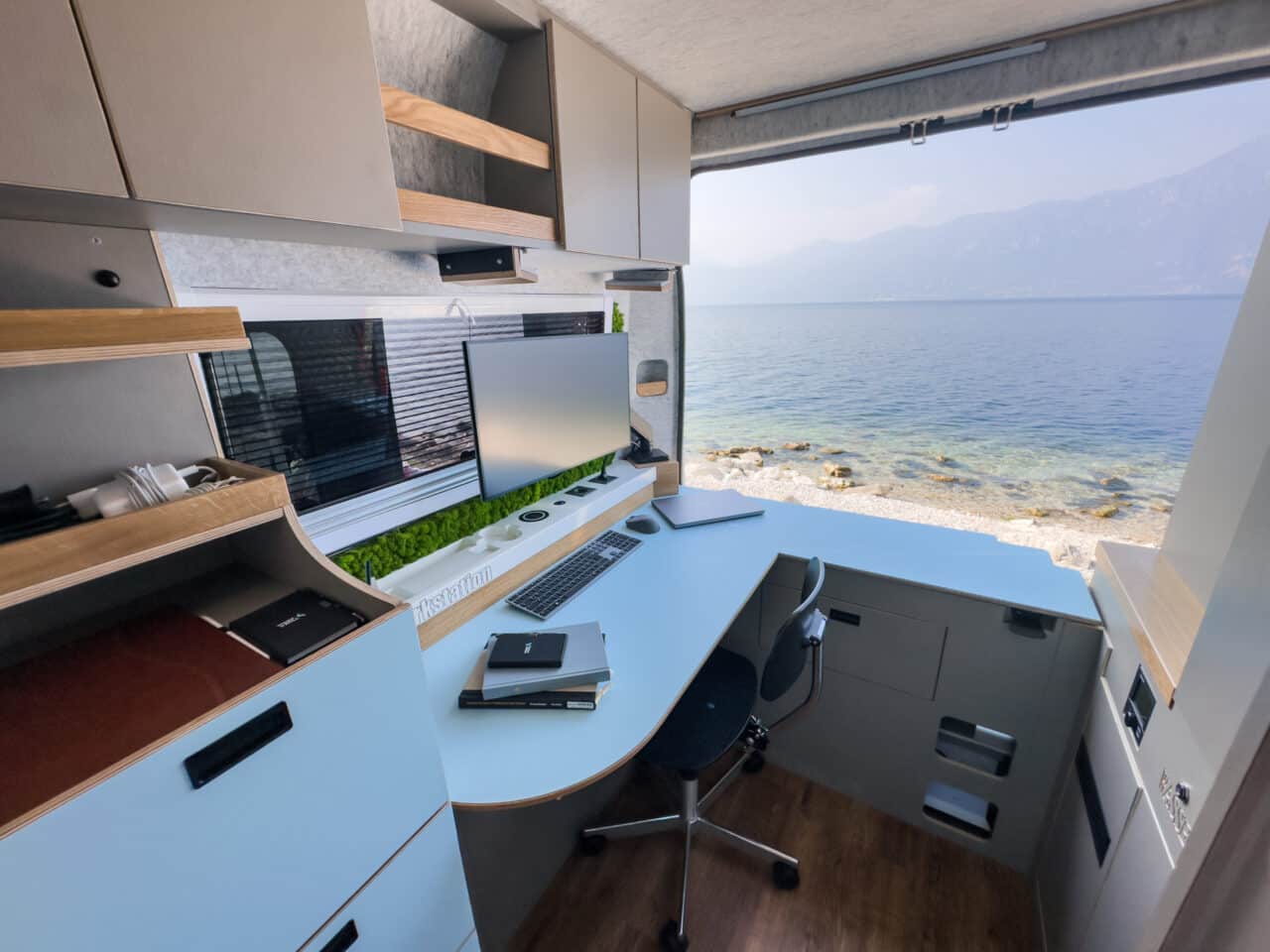 Home Office auf Rädern zum Mieten: Office-Camper mit Starlink-Internet und ergonomischem Workspace 5 Work'n Roll Arbeitsbereich