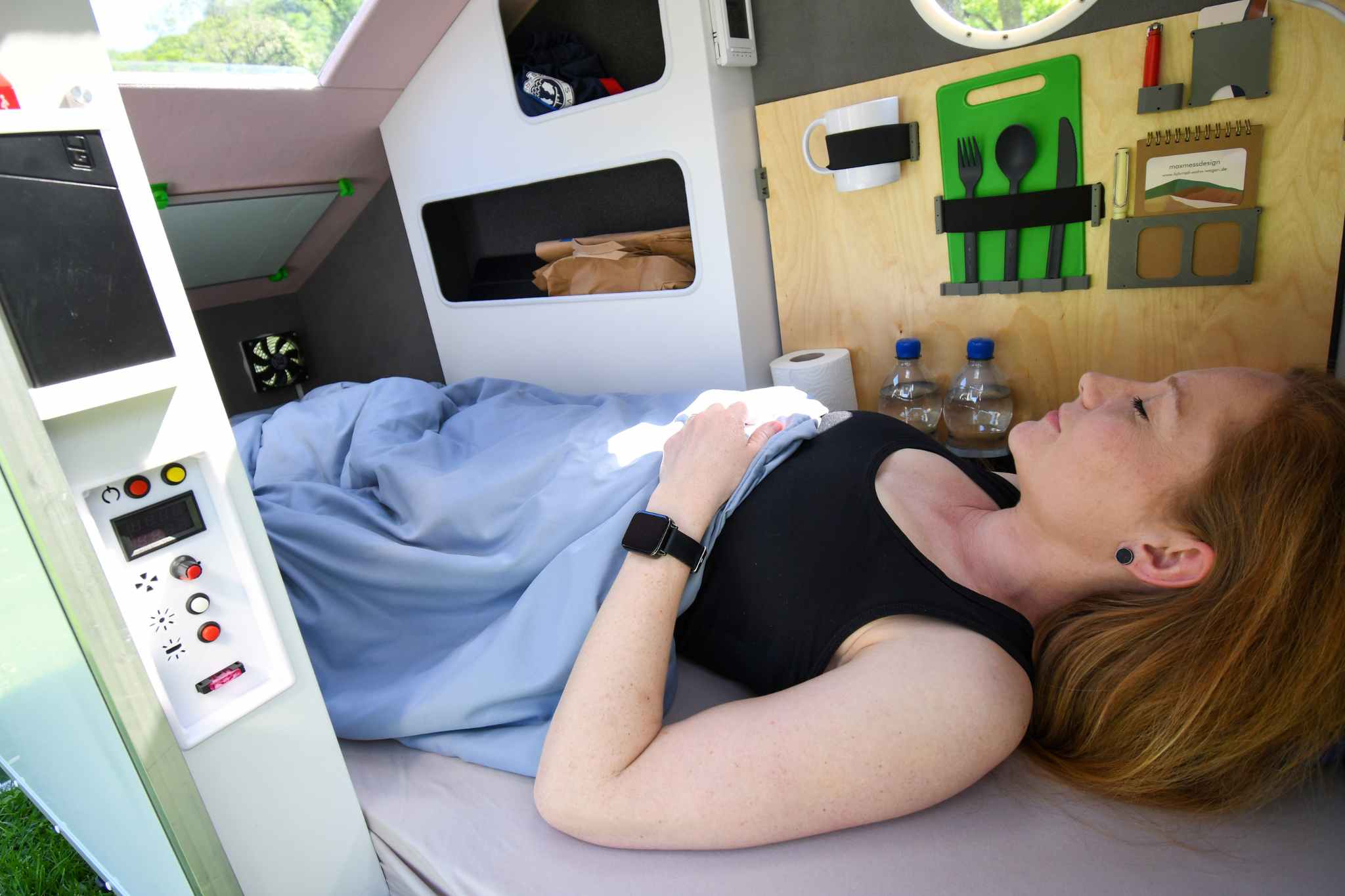 Vom Bedienpanel neben dem Bett sind Beleuchtung, Ventilator & Co. komfortabel zu steuern. (c) maxmess-design