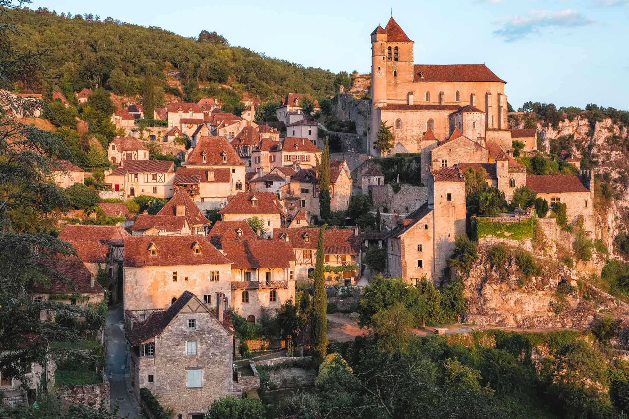 Zeitreise in Frankreich – die schönsten Mittelalterdörfer und -kleinstädte für eine Wohnmobil-Tour 11 Saint-Cirq-Lapopie während der Abenddämmerung © Teddy Verneuil / Lot Tourisme