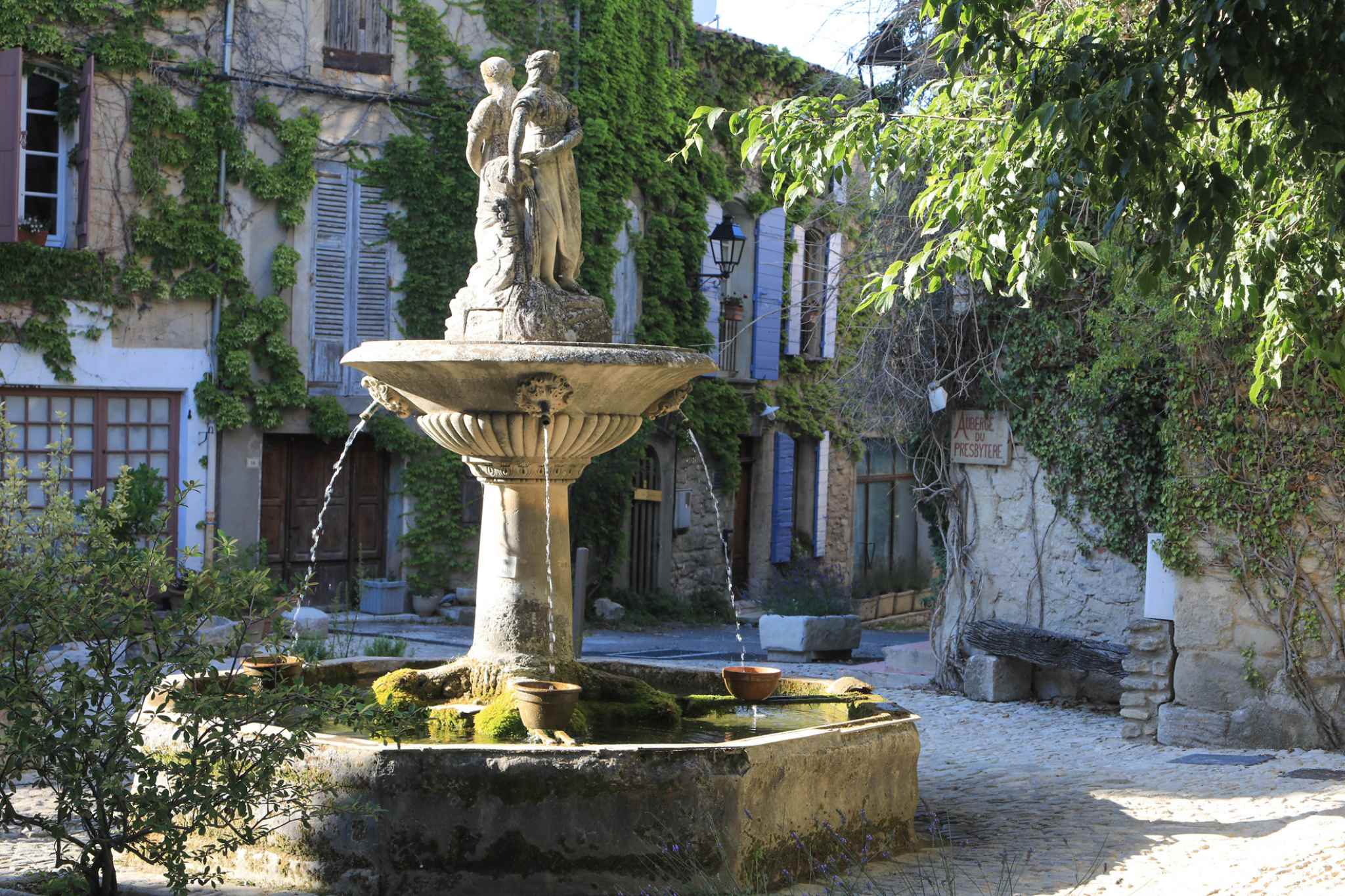 Zeitreise in Frankreich – die schönsten Mittelalterdörfer und -kleinstädte für eine Wohnmobil-Tour 12 Der Brunnen in malerischer Umgebung © Alain Hocquel/VPA