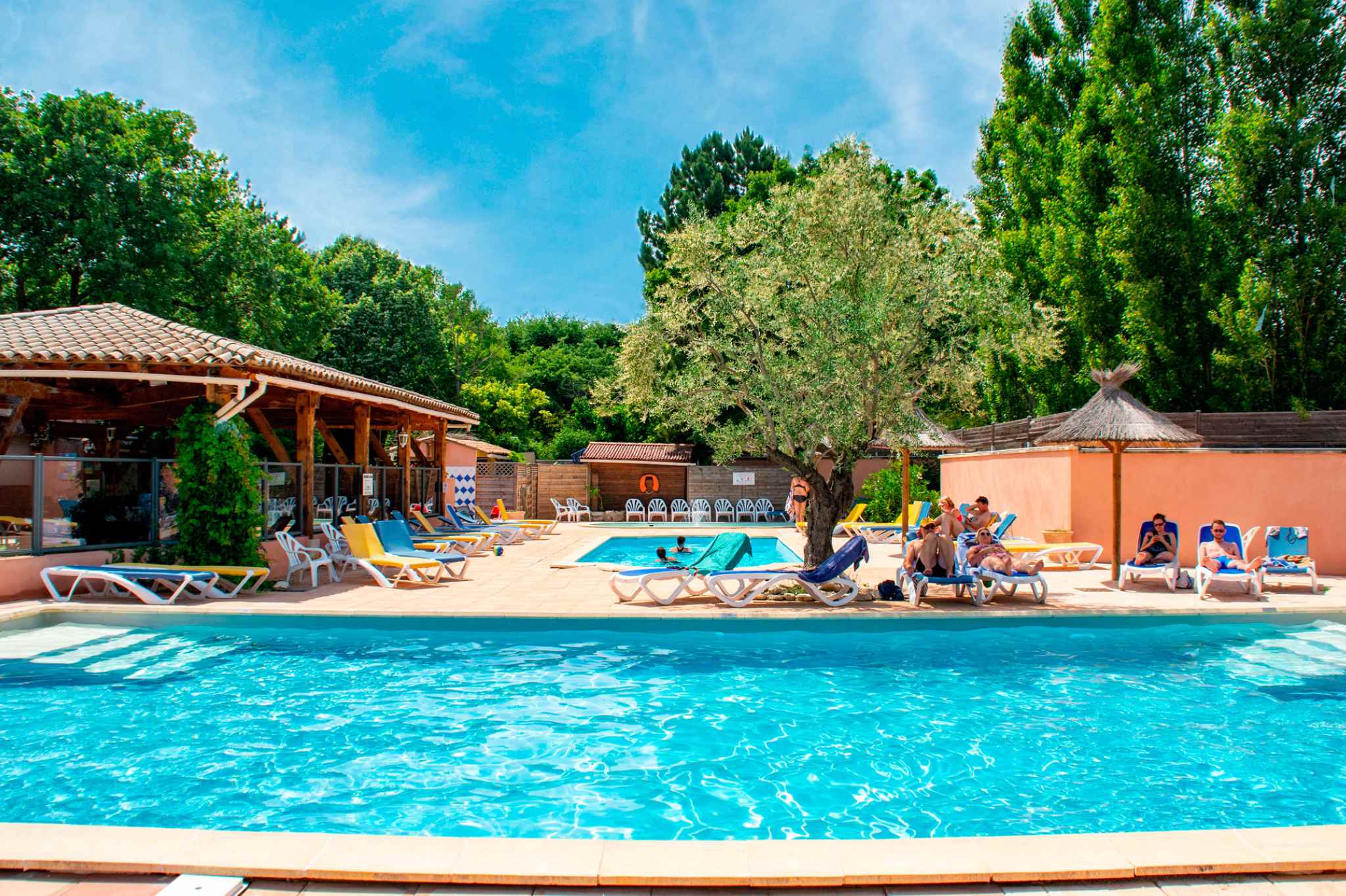 Zeitreise in Frankreich – die schönsten Mittelalterdörfer und -kleinstädte für eine Wohnmobil-Tour 13 Ein schöner Campingplatz mit Pool © Camping Le Luberon