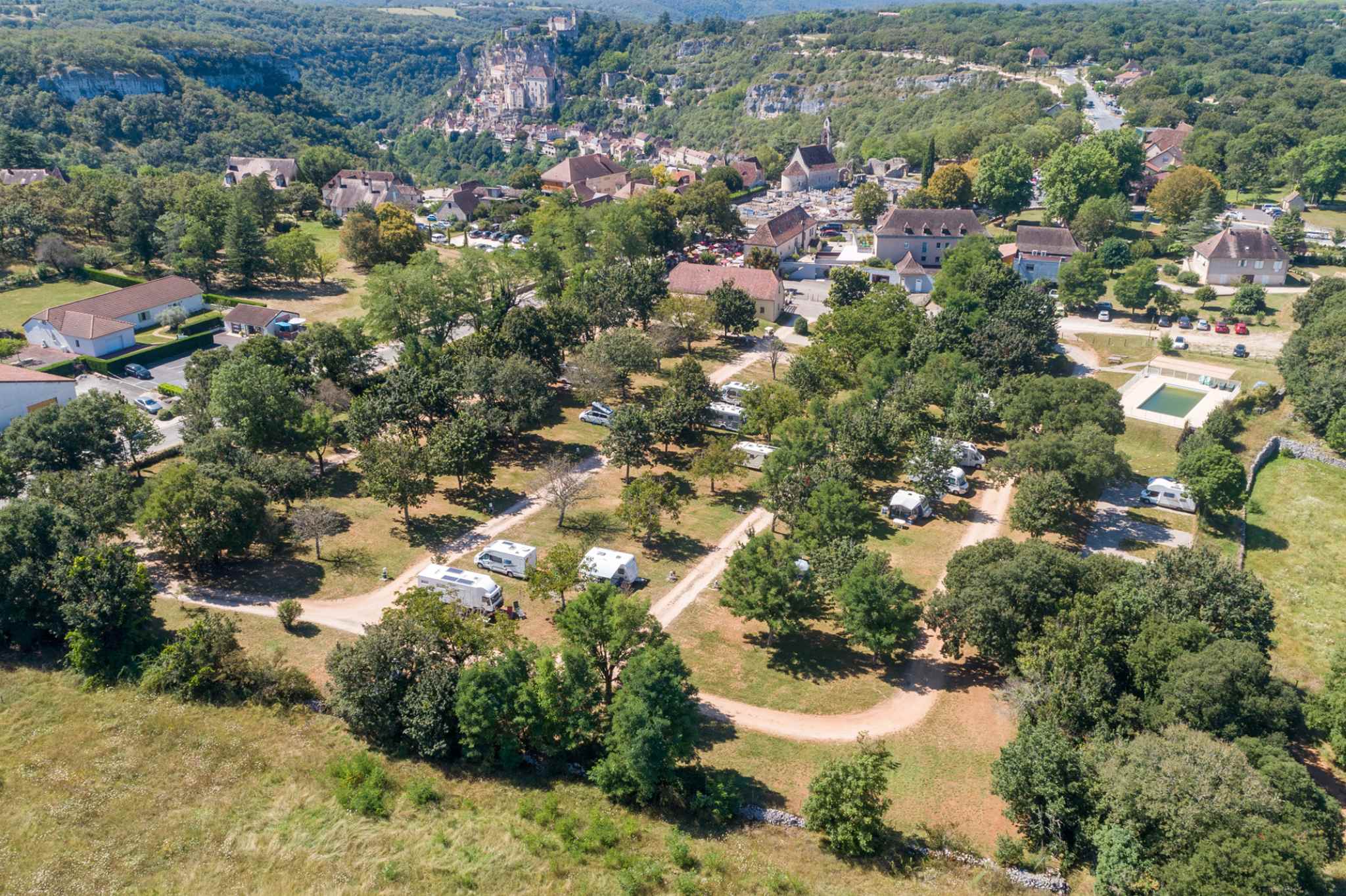 Zeitreise in Frankreich – die schönsten Mittelalterdörfer und -kleinstädte für eine Wohnmobil-Tour 10 Der Campingplatz mit vielen schattigen Stellplätzen © Camping Les Cigales