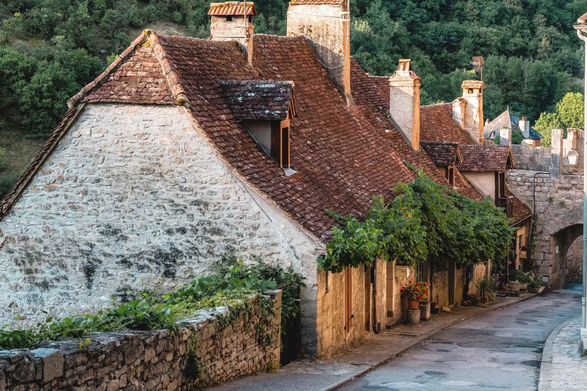 Zeitreise in Frankreich – die schönsten Mittelalterdörfer und -kleinstädte für eine Wohnmobil-Tour 9 Diese Häuser in Rocamadour haben einen einzigartigen Flair © Teddy Verneuil / Lot Tourisme