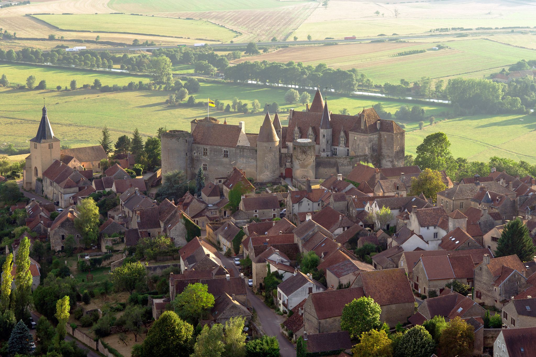 Zeitreise in Frankreich – die schönsten Mittelalterdörfer und -kleinstädte für eine Wohnmobil-Tour 2 Châteauneuf-en-Auxois aus der Vogelperspektive © Maud Humbert/BFC-Tourisme
