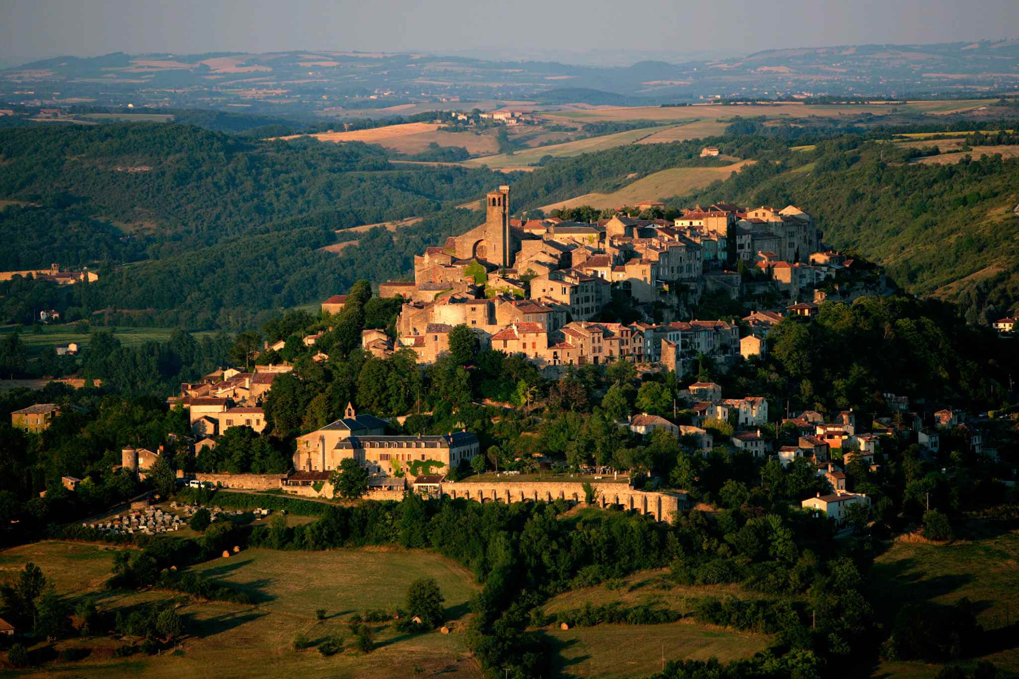 Zeitreise in Frankreich – die schönsten Mittelalterdörfer und -kleinstädte für eine Wohnmobil-Tour 7 Ein Blick auf Cordes-sur-Ciel © Dominique Viet/CRTL Occitanie
