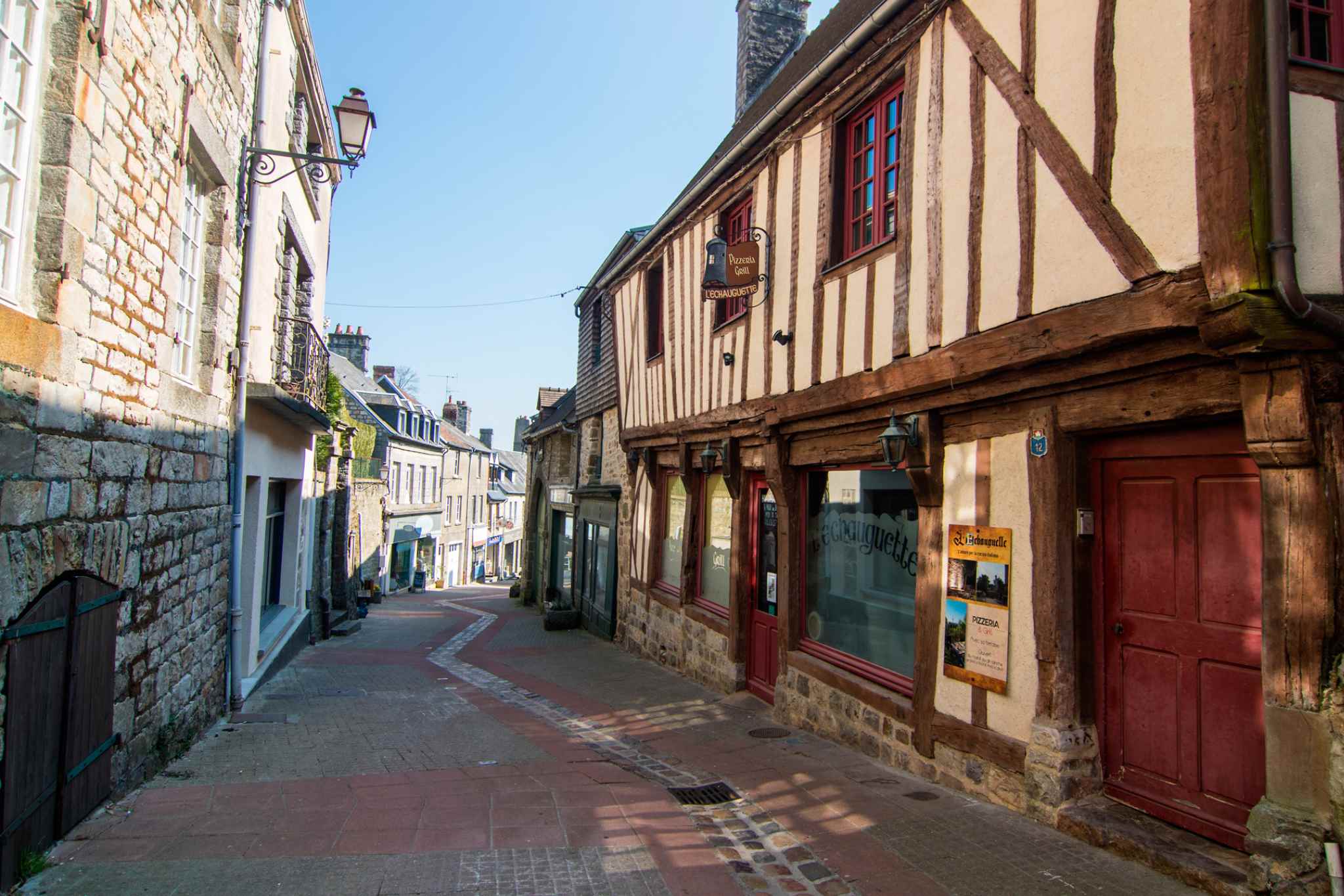 Zeitreise in Frankreich – die schönsten Mittelalterdörfer und -kleinstädte für eine Wohnmobil-Tour 6 Vertäumte Gassen in Domfront © Barbara Homolka/chiennormandie.de