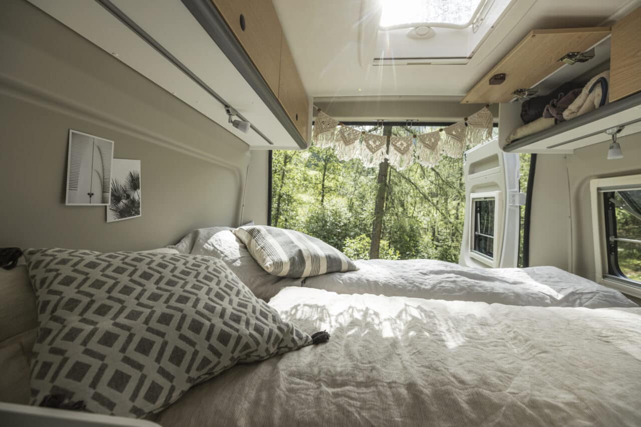 SUNLIGHT CLIFF 600 und 640 (2024): Neue preiswerte Campervans auf Peugeot Boxer-Basis 3 SUNLIGHT CLIFF 600 Peugeot 2023 Bett
