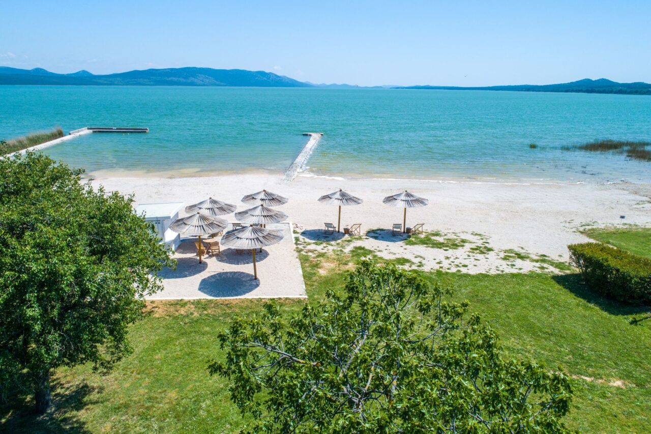 Campingplätze Dalmatien - Für Camper:innen, die Ruhe und Natur lieben: Camping am Vrana-See im nördlichen Dalmatien. © PiNCAMP