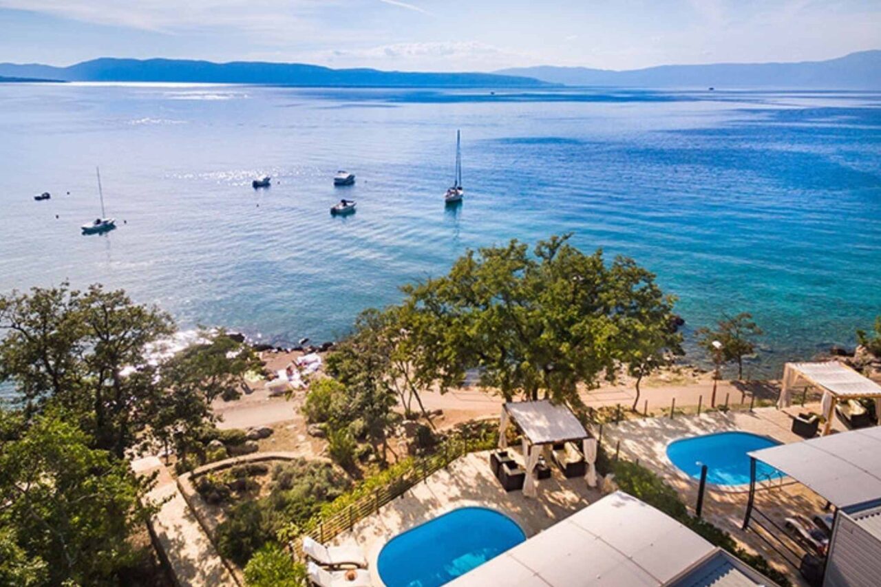 Campingplätze Kvarner Bucht - Aminess Atea Camping Resort- Pool, Meer, Strand – für viele das perfekte Urlaubsambiente. © PiNCAMP