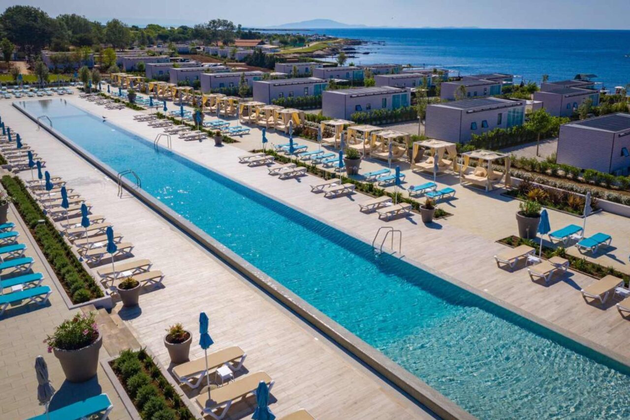 Großzügige Poollandschaft, hoher Freizeitwert: Arena Grand Kažela Campsite ist ein Paradies für (Wasser-)Sportler:innen. © camping.info
