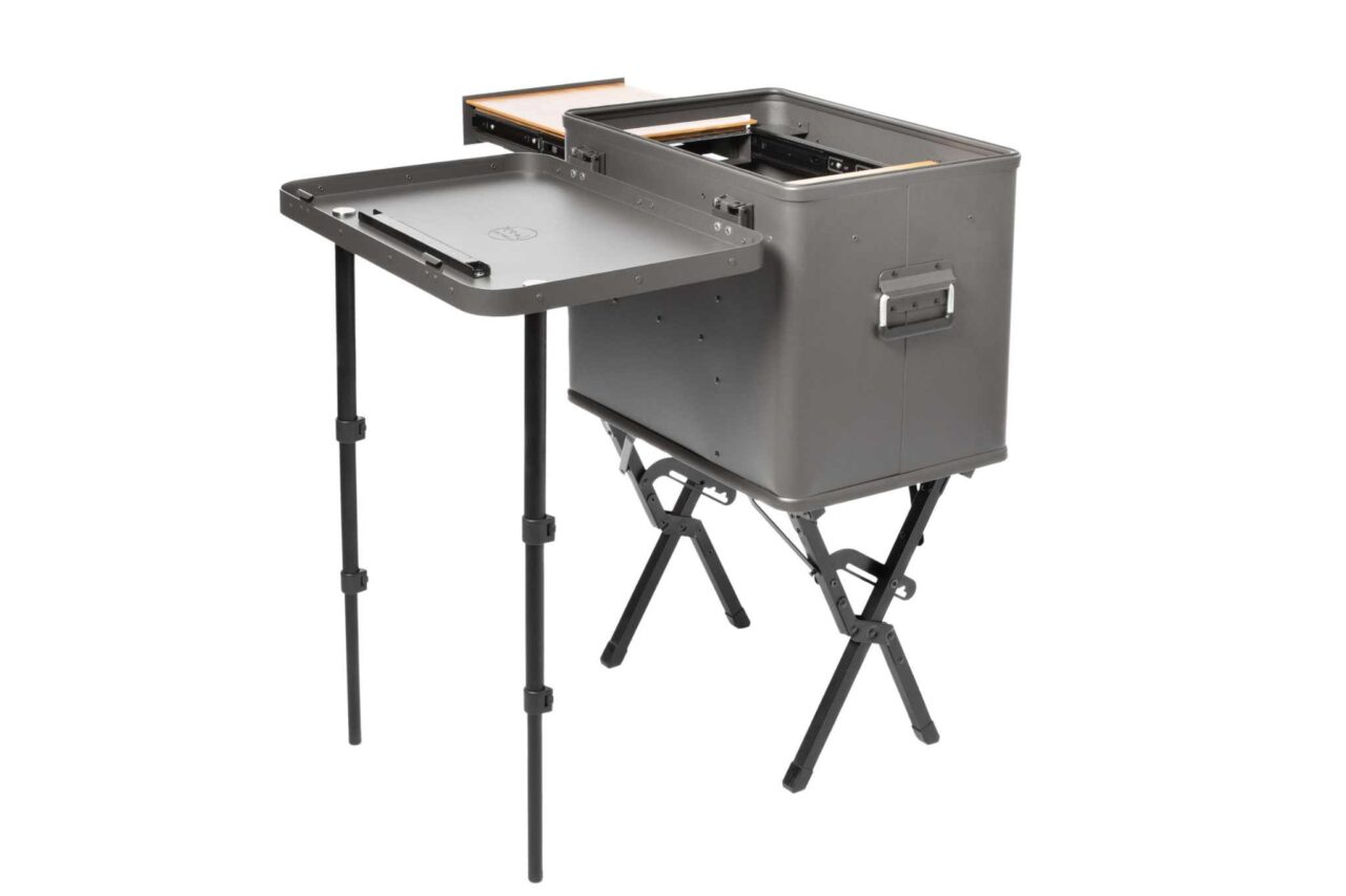 In der Layzee Kitchenbox kannst du all deine Kochutensilien bestens verstauen. © LAYZEE GmbH