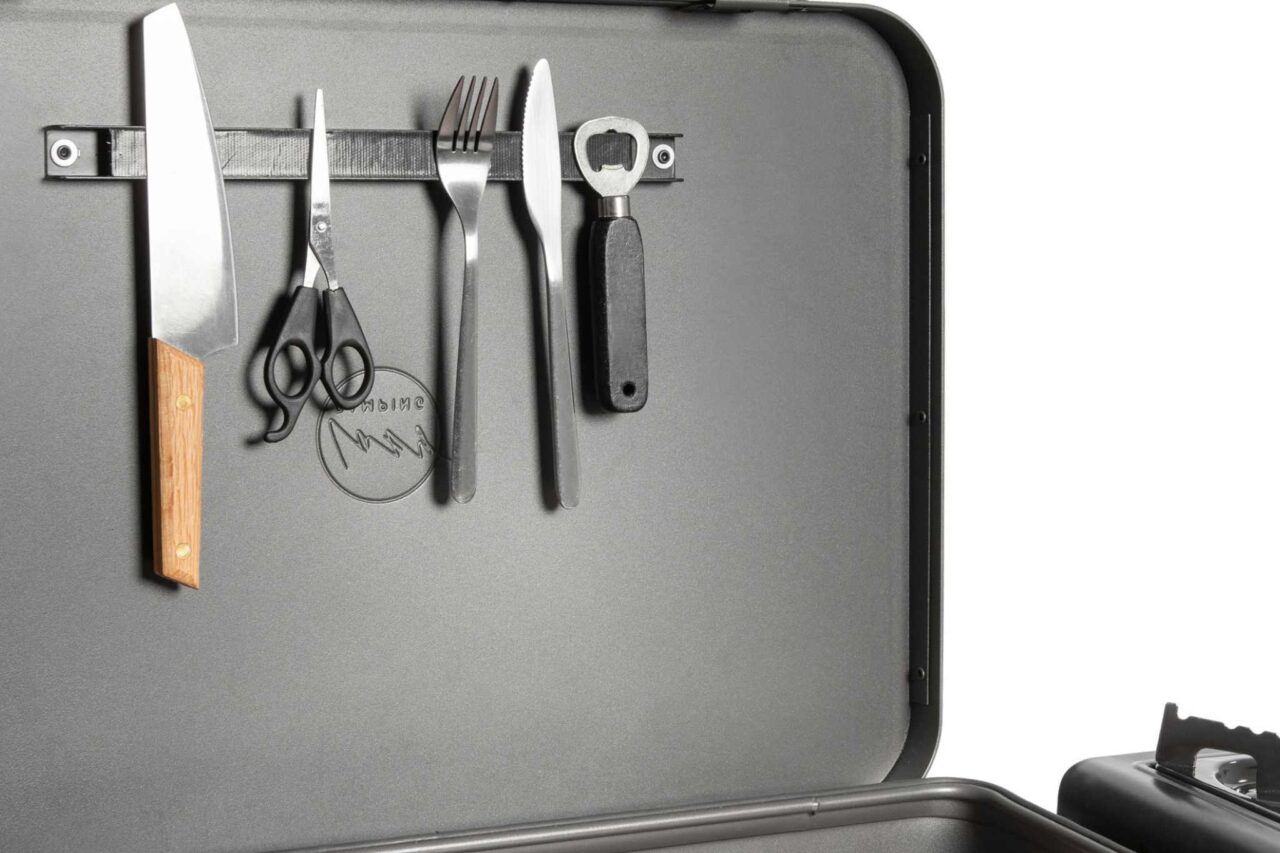 An der Magnetleiste kannst du Besteck, Schere, Flaschenöffner & Co. praktisch aufhängen und hast die Utensilien immer schnell zur Hand. © LAYZEE GmbH