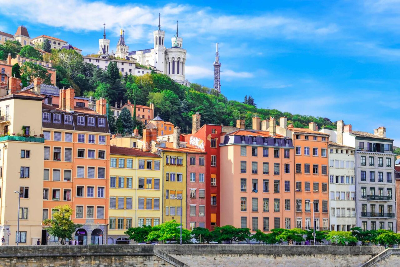 Lyon Stadtbild vom Saone Fluss mit bunten Häusern, Frankreich © depositphotos; martinm303