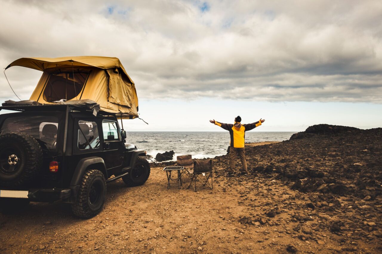 Dachzelt Jeep Meer Mann Küste Klippen