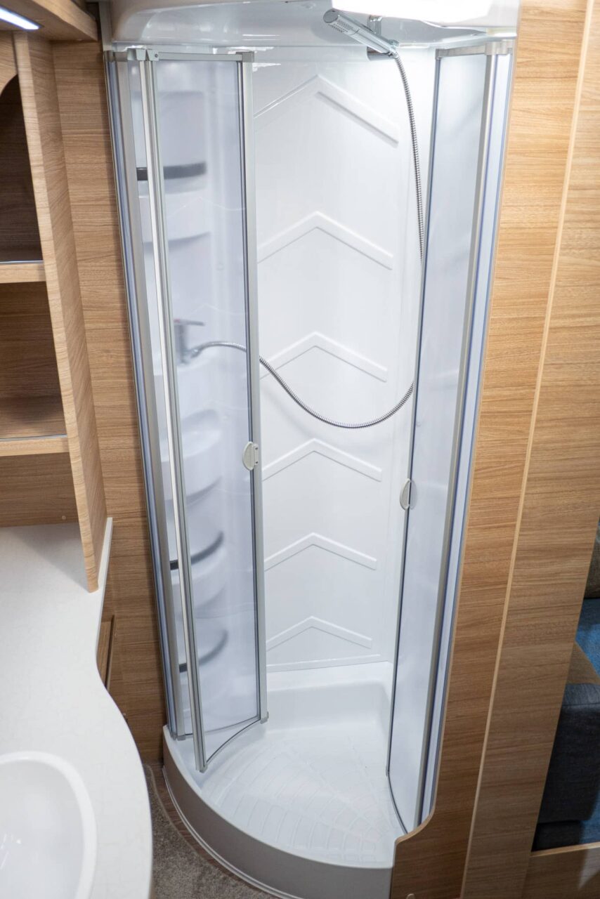 Fendt Bianco Activ 515 SGD (2024): neues Modell der Erfolgsserie mit Einzelbett-Grundriss - mit 360°-Tour! 6 Fendt Bianco Activ 515 SGD Caravan Salon 2023 Dusche