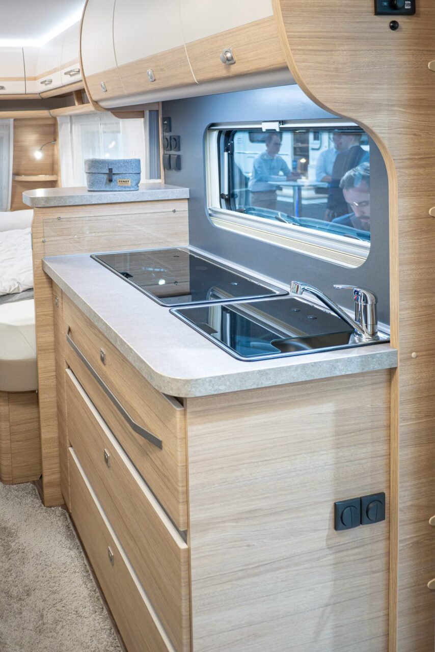 Fendt Bianco Activ 515 SGD (2024): neues Modell der Erfolgsserie mit Einzelbett-Grundriss - mit 360°-Tour! 5 Fendt Bianco Activ 515 SGD Caravan Salon 2023 Küche
