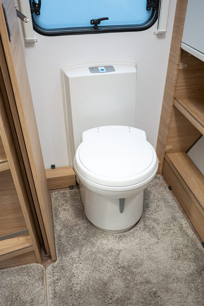 Fendt Bianco Activ 515 SGD (2024): neues Modell der Erfolgsserie mit Einzelbett-Grundriss - mit 360°-Tour! 7 Fendt Bianco Activ 515 SGD Caravan Salon 2023 Toilette