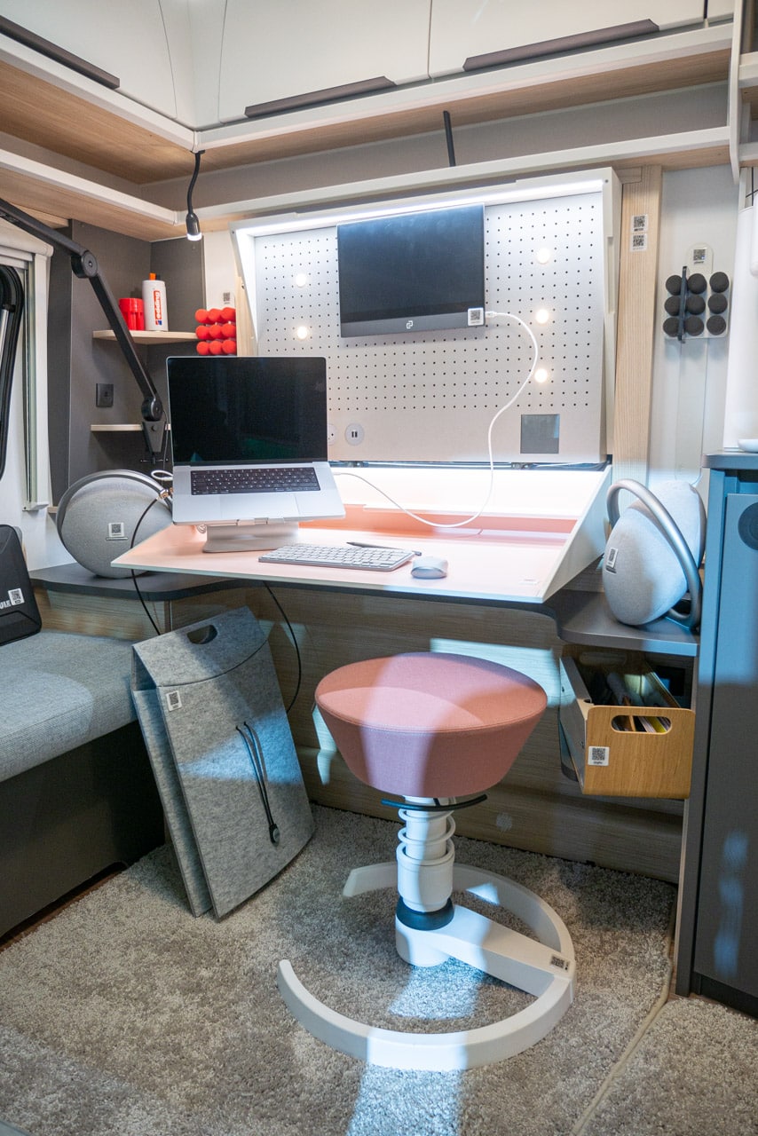 Fendt Concept: Work & Connect - Wohnwagen für digitale Nomaden mit Vollausstattung fürs mobile Arbeiten - mit 360°-Tour! 5 fendt concept conncect arbeitsplatz 1