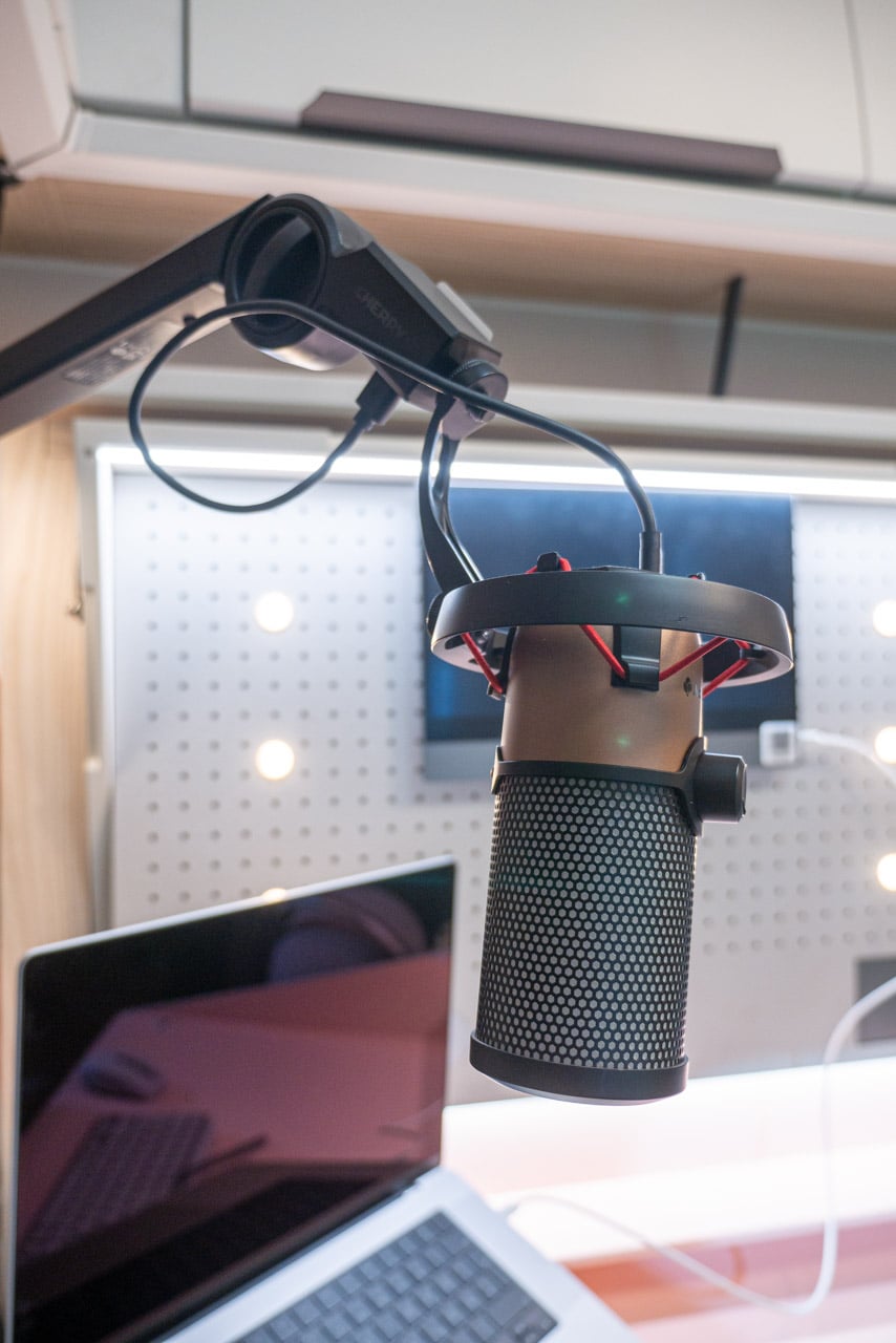 Fendt Concept: Work & Connect - Wohnwagen für digitale Nomaden mit Vollausstattung fürs mobile Arbeiten - mit 360°-Tour! 3 Fendt Concept Connect Podcast Mikrofon