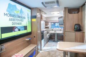 Fendt Concept: Work & Connect - Wohnwagen für digitale Nomaden mit Vollausstattung fürs mobile Arbeiten - mit 360°-Tour! 12 fendt concept work innen 1