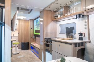 Fendt Concept: Work & Connect - Wohnwagen für digitale Nomaden mit Vollausstattung fürs mobile Arbeiten - mit 360°-Tour! 11 fendt concept work kueche