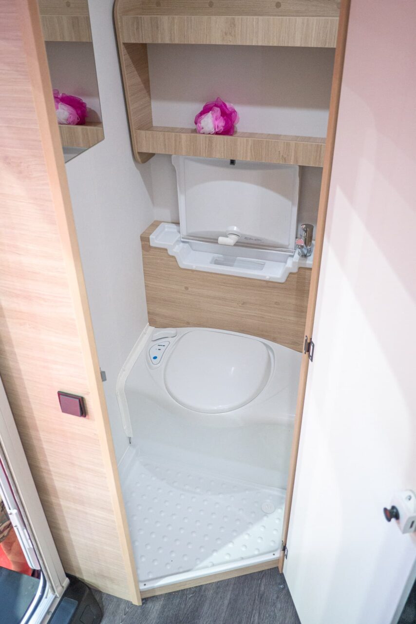 Sterckeman Easy 390 CP (2024): Mini-Wohnwagen mit Küche und Bad für vier Personen - mit 360°-Tour! 4 Sterckeman Easy 390 CP Caravan Salon 2023 Bad