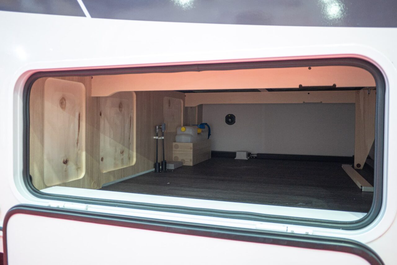Sterckeman Easy 390 CP (2024): Mini-Wohnwagen mit Küche und Bad für vier Personen - mit 360°-Tour! 8 Sterckeman Easy 390 CP Caravan Salon 2023 Serviceklappe