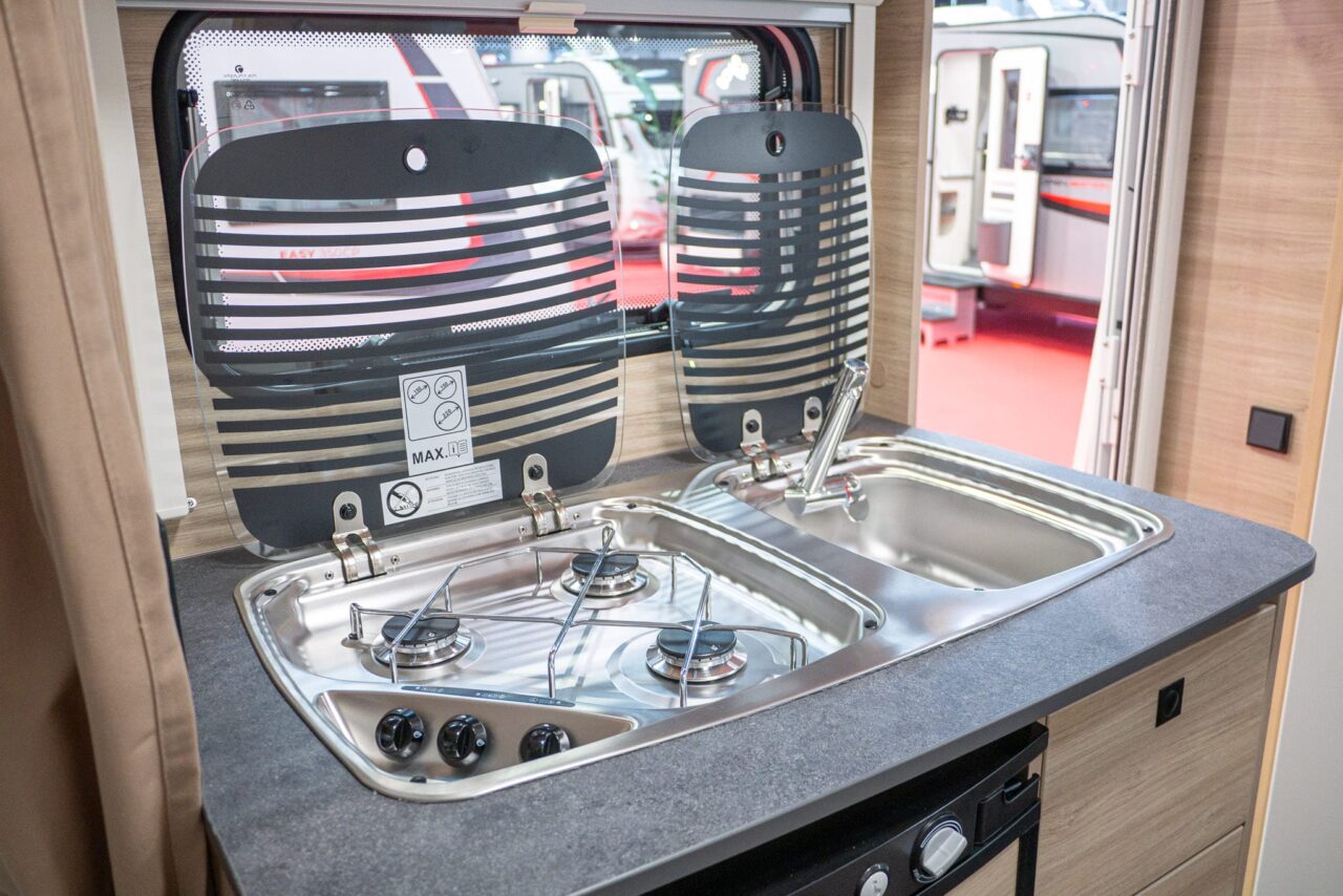 Sterckeman Easy 390 CP (2024): Mini-Wohnwagen mit Küche und Bad für vier Personen - mit 360°-Tour! 7 Sterckeman Easy 390 CP Caravan Salon 2023 Küche