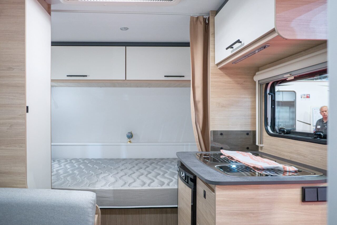 Sterckeman Easy 390 CP (2024): Mini-Wohnwagen mit Küche und Bad für vier Personen - mit 360°-Tour! 6 Sterckeman Easy 390 CP Caravan Salon 2023 Küche Bett