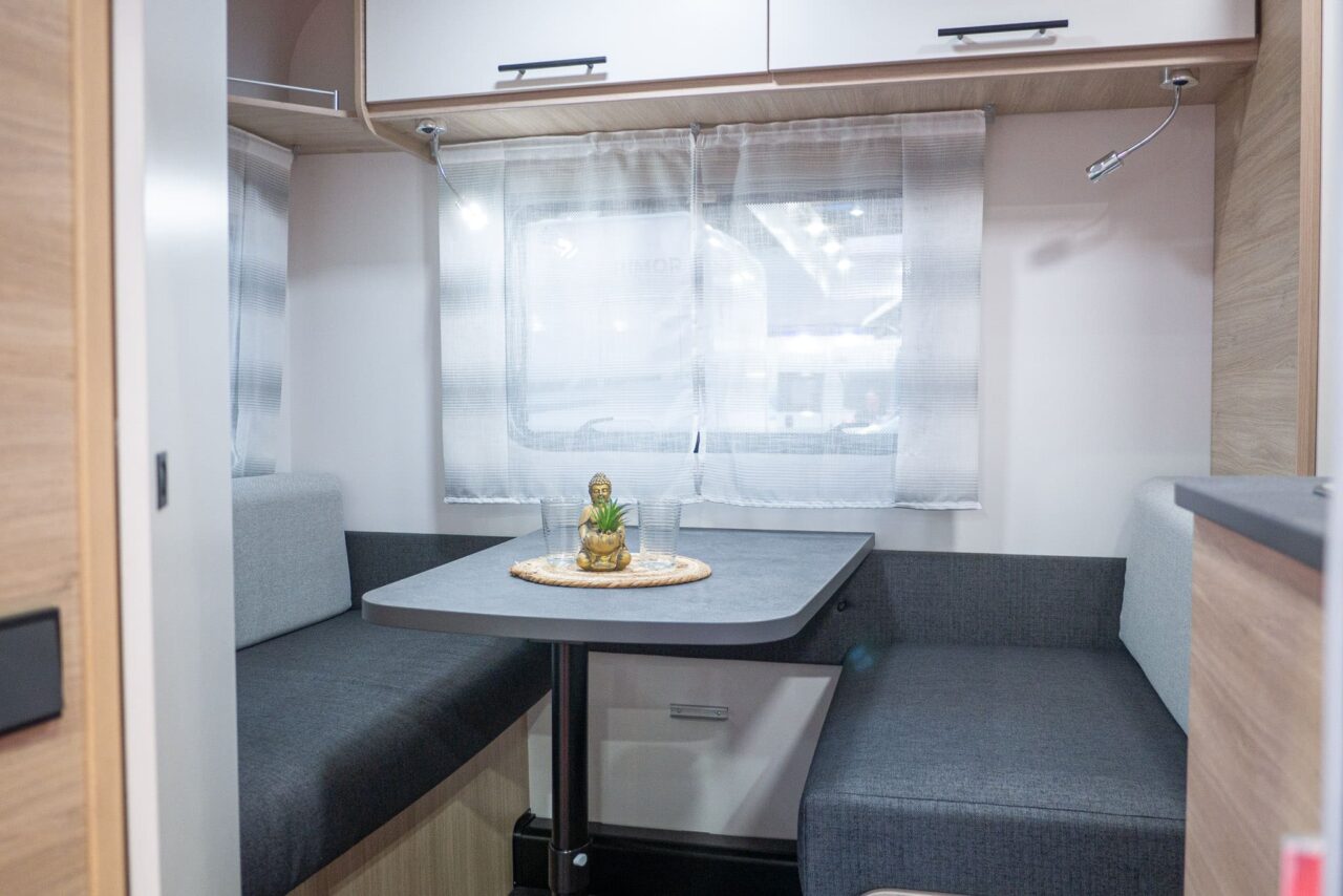 Sterckeman Easy 390 CP (2024): Mini-Wohnwagen mit Küche und Bad für vier Personen - mit 360°-Tour! 5 Sterckeman Easy 390 CP Caravan Salon 2023 Sitzgruppe