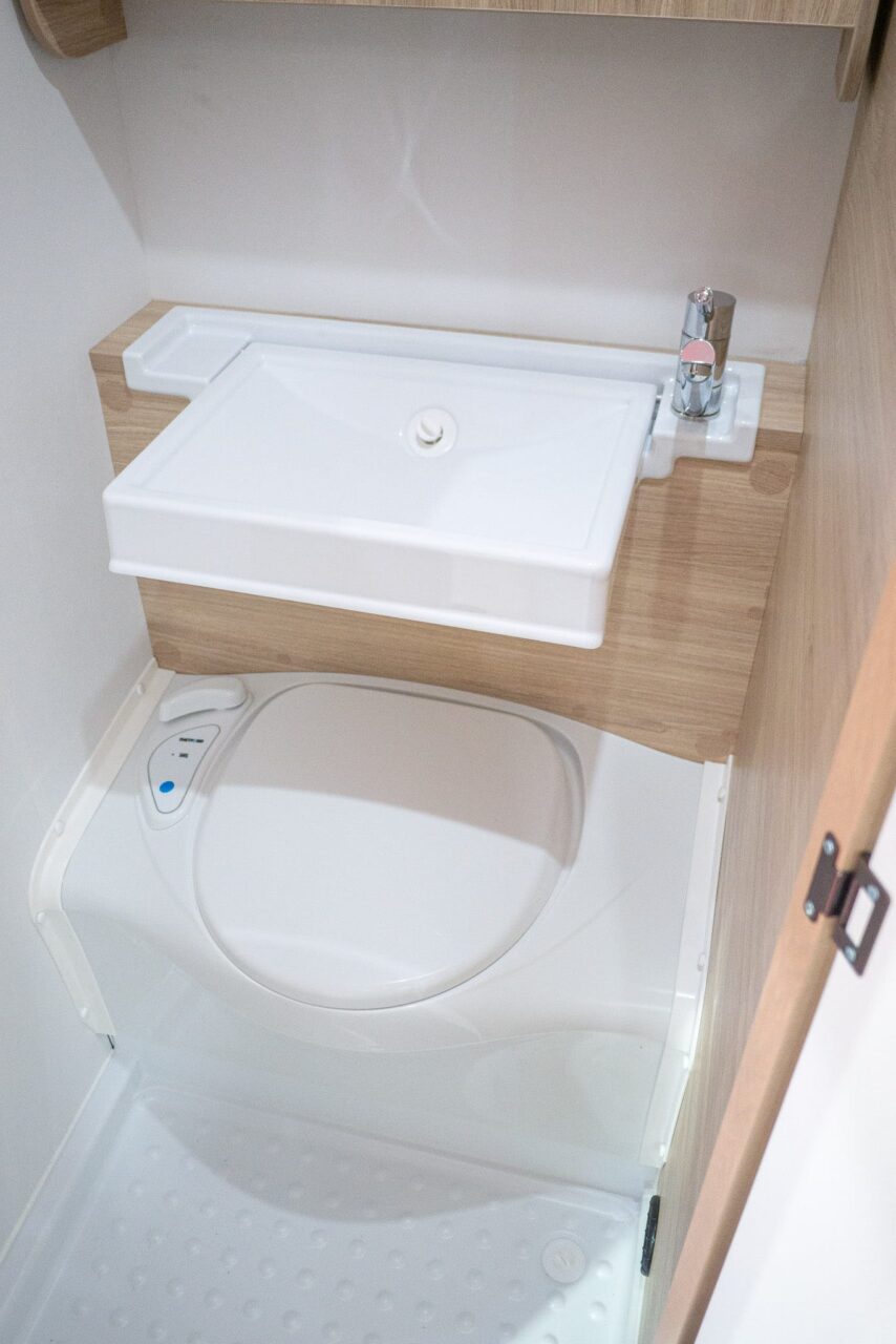 Sterckeman Easy 390 CP (2024): Mini-Wohnwagen mit Küche und Bad für vier Personen - mit 360°-Tour! 3 Sterckeman Easy 390 CP Caravan Salon 2023 Toilette Waschbecken