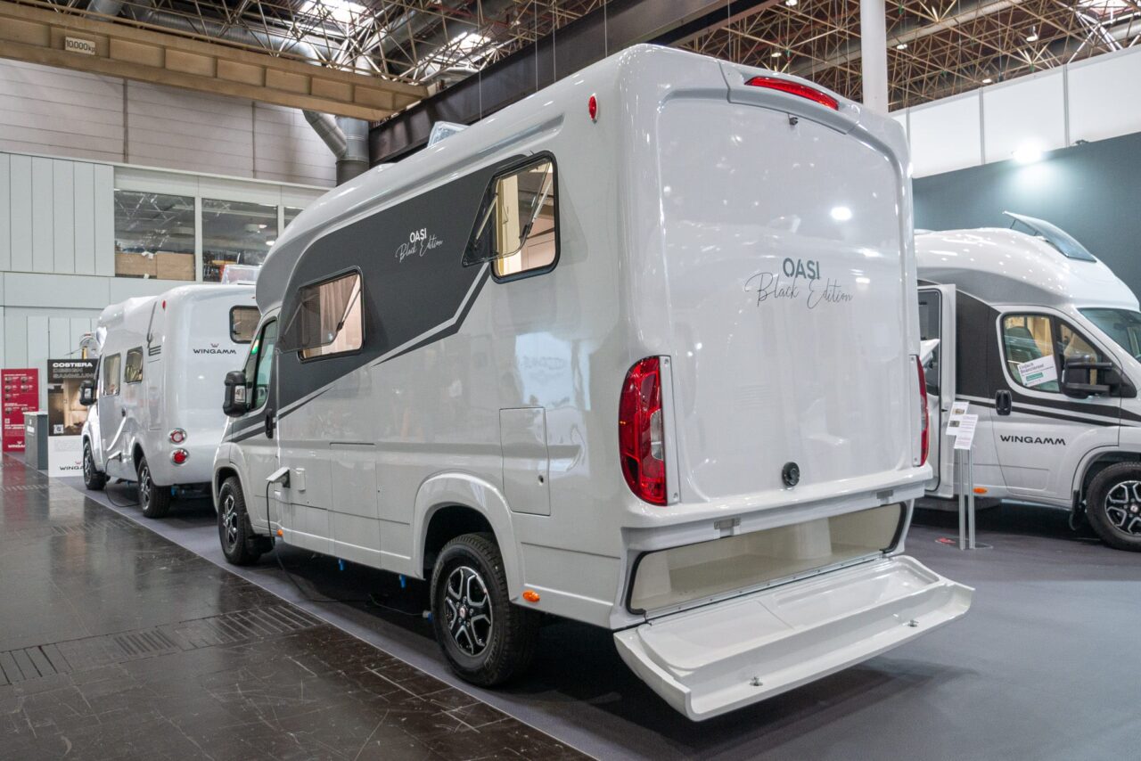 Wingamm Oasi 610 M (2024): kompaktes Luxus-Wohnmobil mit Vollausstattung für 4 Personen - mit 360°-Tour! 1 wingamm oasi 610 heck
