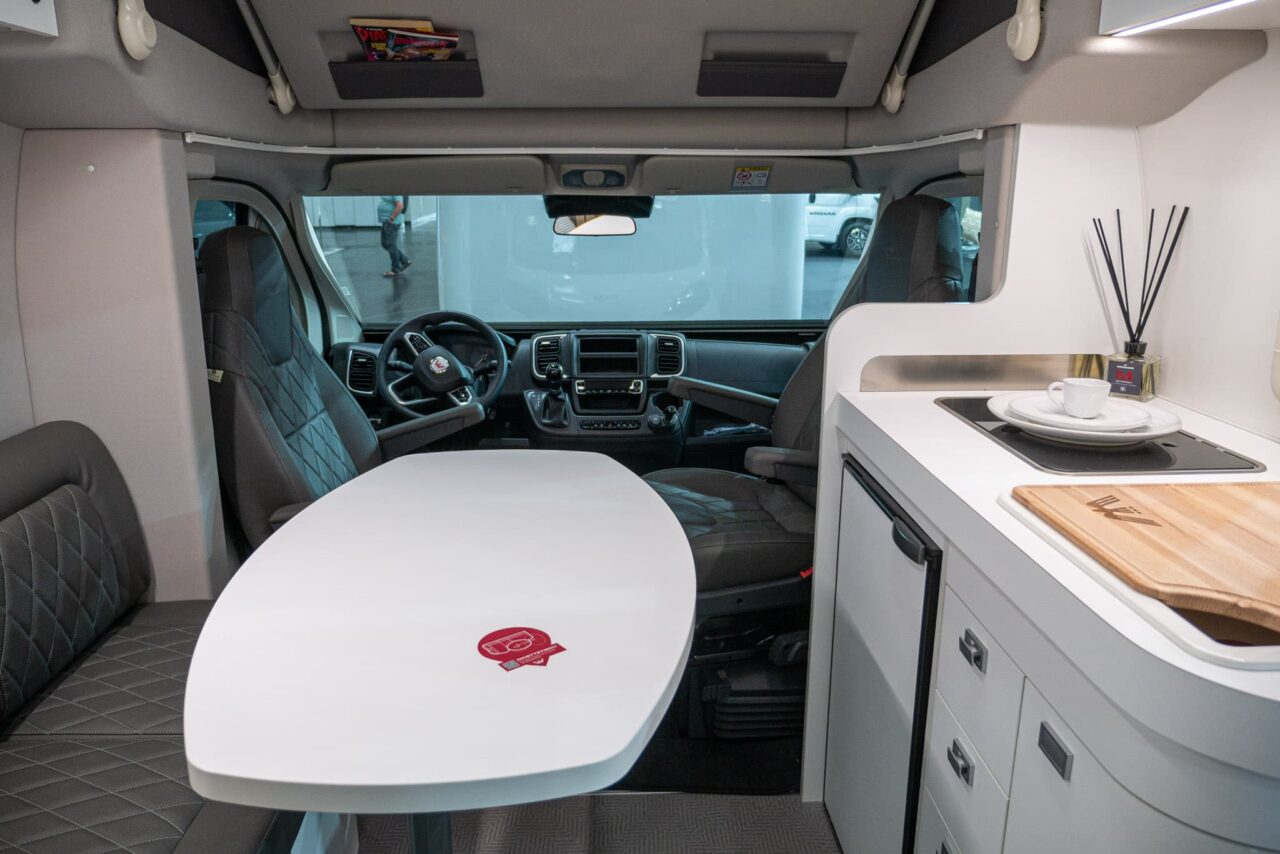 Wingamm Oasi 610 M (2024): kompaktes Luxus-Wohnmobil mit Vollausstattung für 4 Personen - mit 360°-Tour! 3 wingamm oasi 610 m front