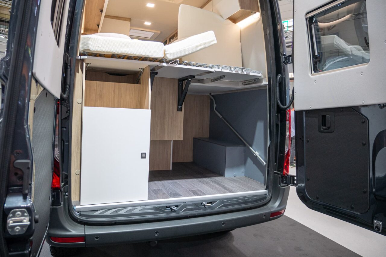 Yucon K-peak 6.0 (2024): Offroad-Kastenwagen auf Mercedes-Benz Sprinter-Basis - mit 360°-Tour! 8 yucon k peak 6.0 bd stauraum
