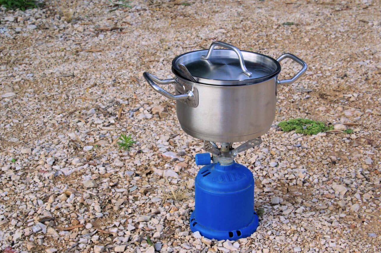 Gasverbrauch Camping-Kocher - Die kompakteste Variante, da du nach der Nutzung die Gaskartusche abschrauben kannst.