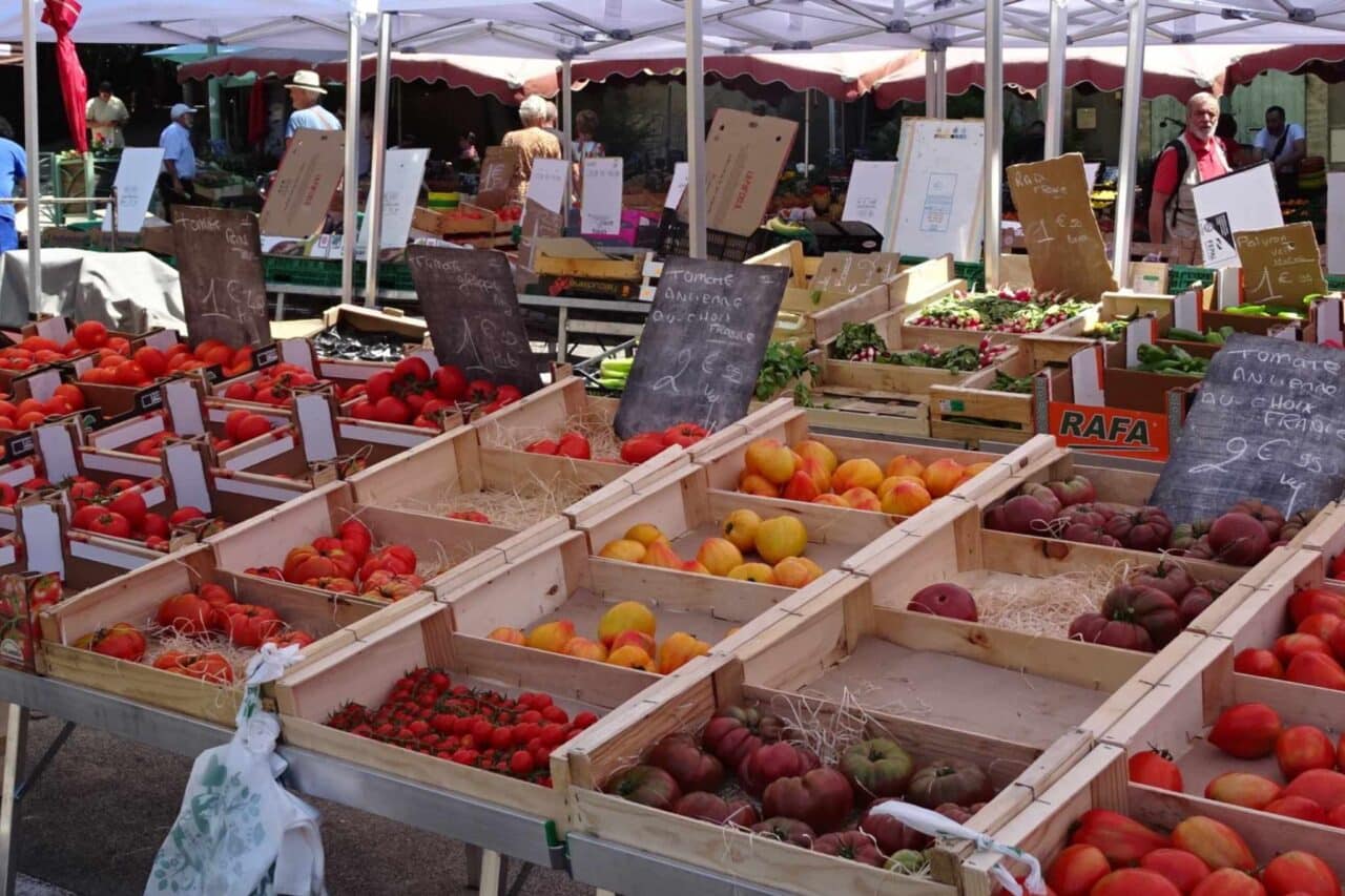 Regionales Gemüse und Obst gibt es auf den Märkten in allen Variationen.