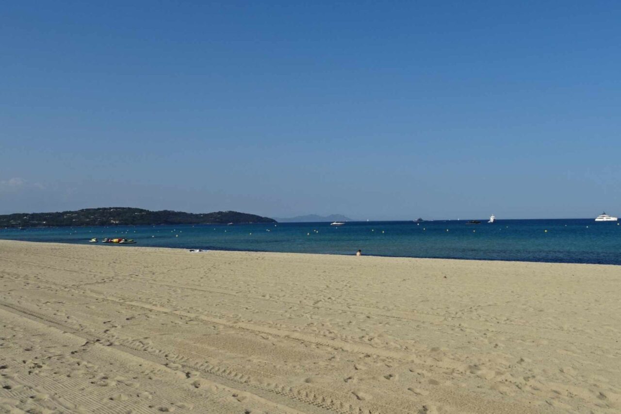 Der Strand von Pampelonne ist einer der längsten Sandstrände entlang der Bucht.