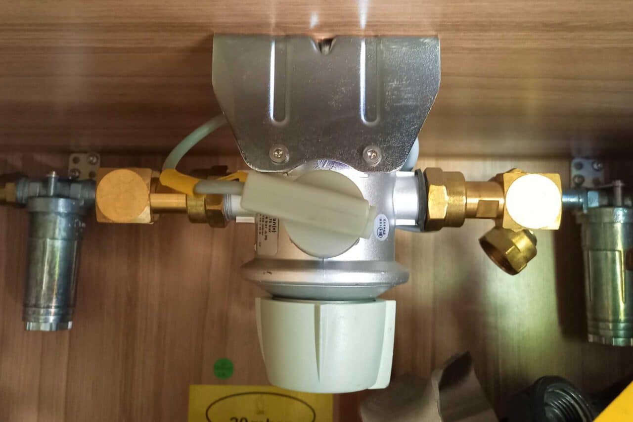 Die Anbringung der Anlage erfolgt im Gaskasten des Wohnmobils (hier: Modell vor 2019, horizontale Bauweise) © Katja Scholz 