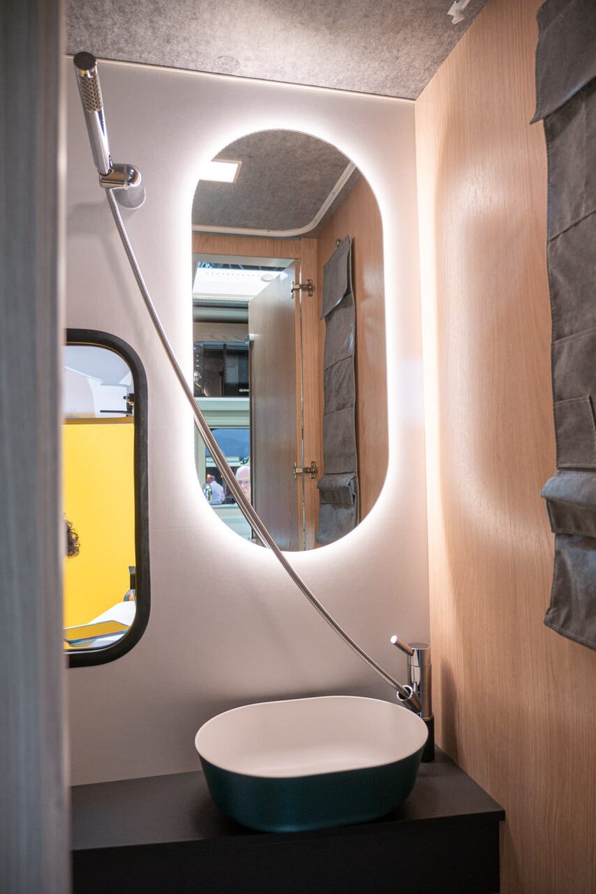 Adria Aviva Lite 360 DK (2024): minimalistischer Mini-Wohnwagen mit geringem Gewicht für vier Personen - mit 360°-Tour! 8 adria aviva lite 360 dk dusche