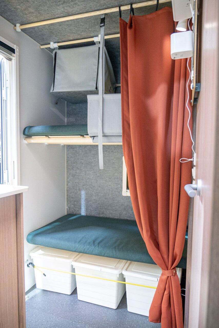 Adria Aviva Lite 360 DK (2024): minimalistischer Mini-Wohnwagen mit geringem Gewicht für vier Personen - mit 360°-Tour! 4 adria aviva lite 360 dk etagenbett