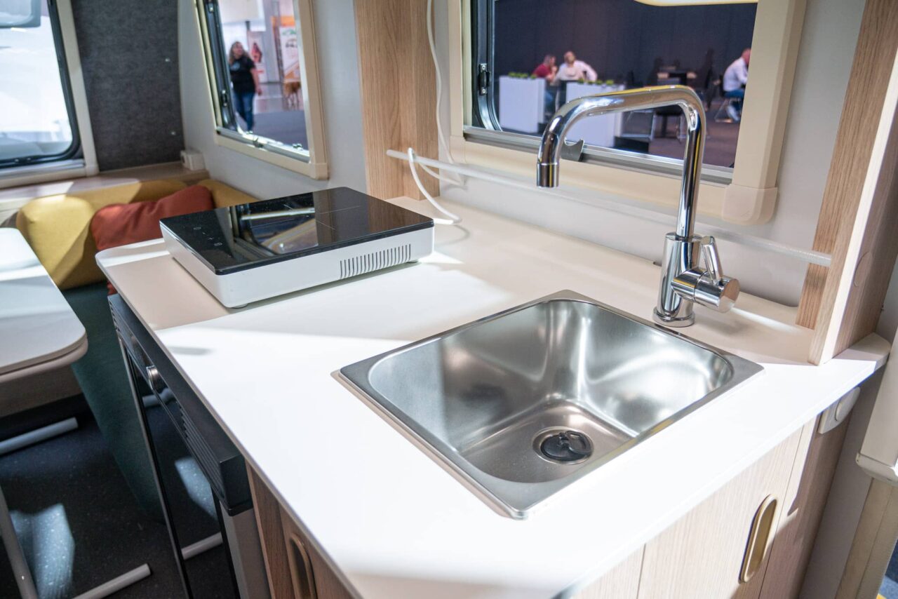 Adria Aviva Lite 360 DK (2024): minimalistischer Mini-Wohnwagen mit geringem Gewicht für vier Personen - mit 360°-Tour! 5 adria aviva lite 360 dk kueche