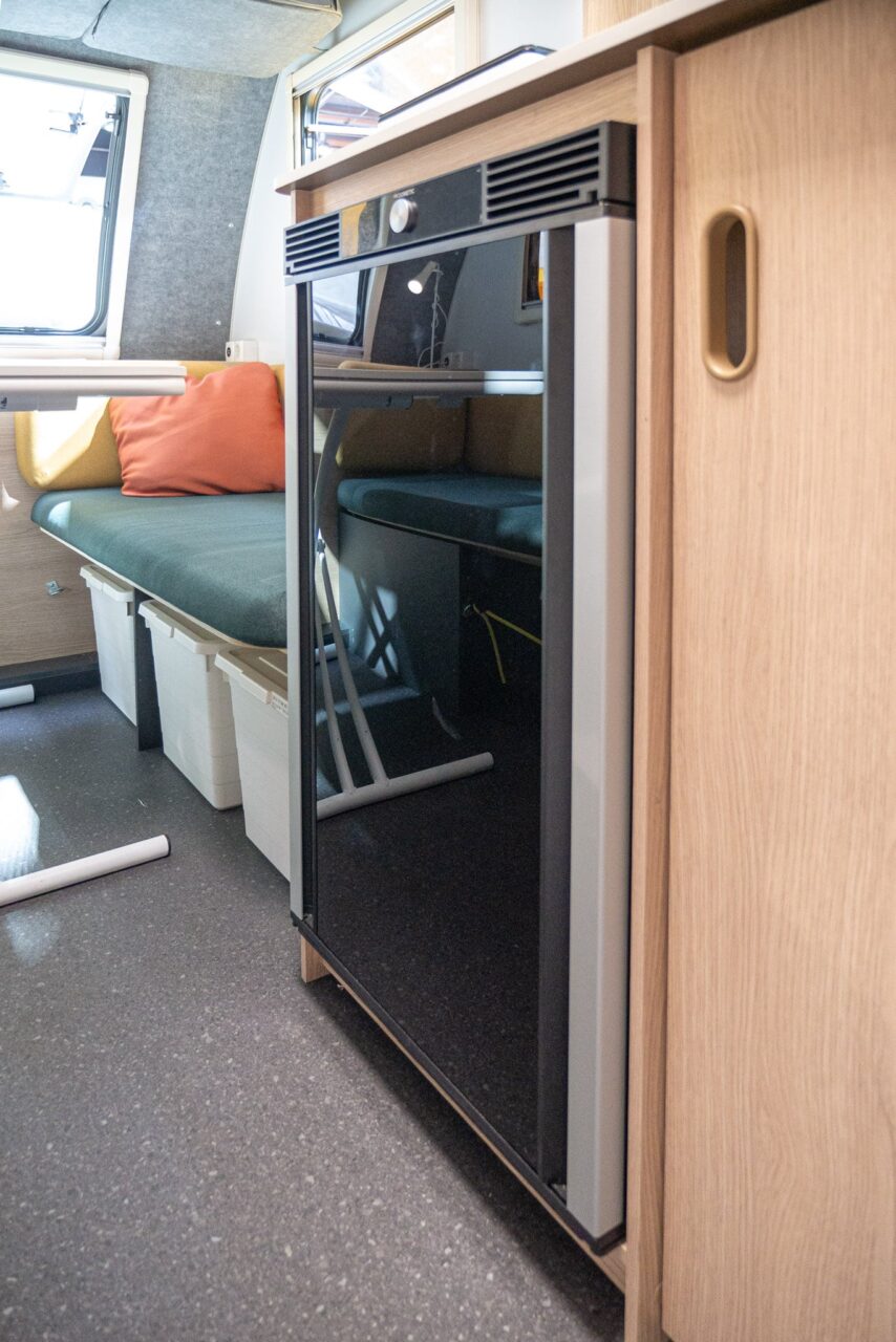 Adria Aviva Lite 360 DK (2024): minimalistischer Mini-Wohnwagen mit geringem Gewicht für vier Personen - mit 360°-Tour! 6 adria aviva lite 360 dk kuehlschrank