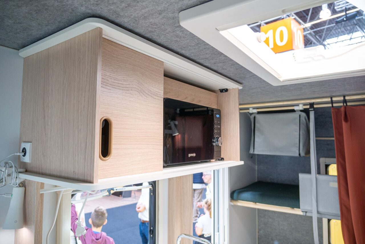 Adria Aviva Lite 360 DK (2024): minimalistischer Mini-Wohnwagen mit geringem Gewicht für vier Personen - mit 360°-Tour! 7 adria aviva lite 360 dk mikrowelle
