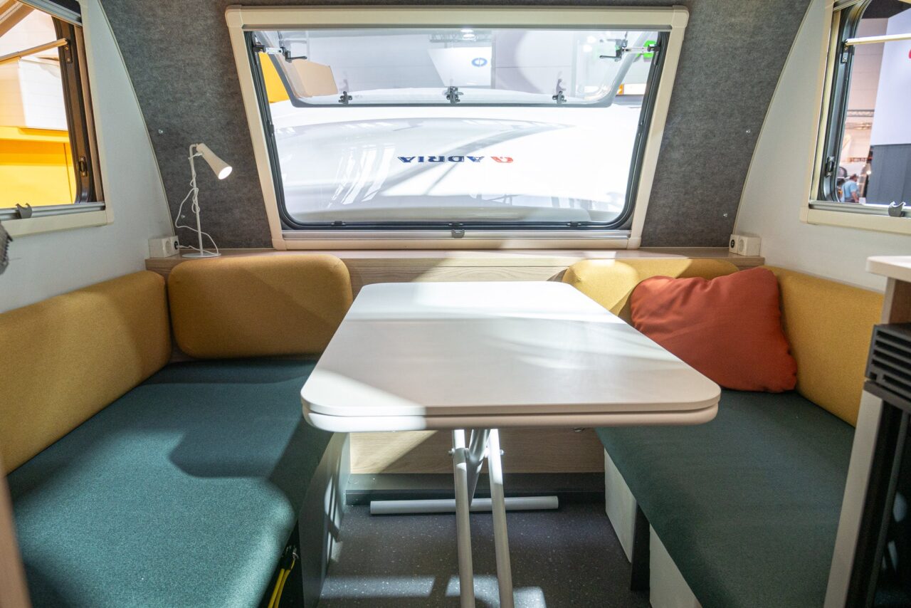 Adria Aviva Lite 360 DK (2024): minimalistischer Mini-Wohnwagen mit geringem Gewicht für vier Personen - mit 360°-Tour! 3 adria aviva lite 360 dk sitzgruppe