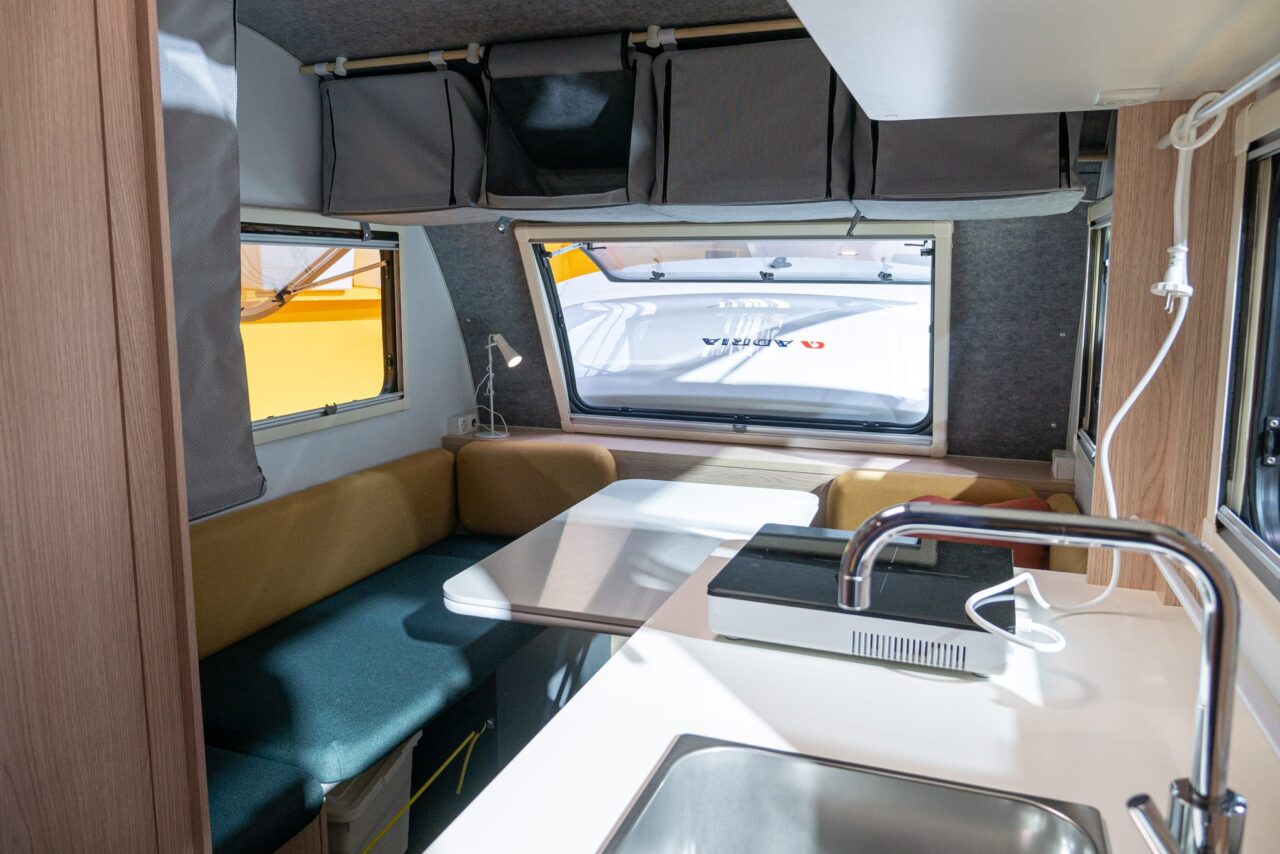 Adria Aviva Lite 360 DK (2024): minimalistischer Mini-Wohnwagen mit geringem Gewicht für vier Personen - mit 360°-Tour! 10 adria aviva lite 360 dk sitzgruppe kueche