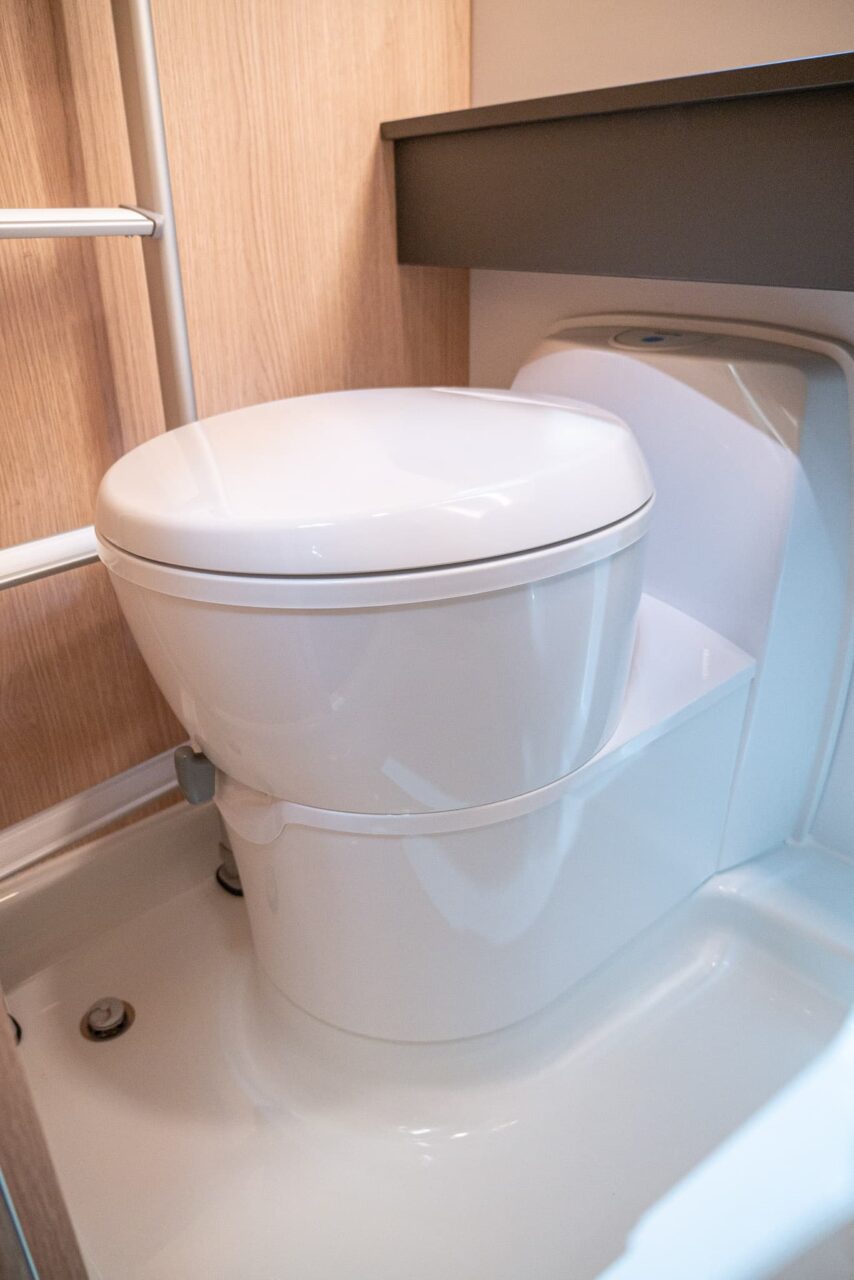 Adria Aviva Lite 360 DK (2024): minimalistischer Mini-Wohnwagen mit geringem Gewicht für vier Personen - mit 360°-Tour! 9 adria aviva lite 360 dk toilette