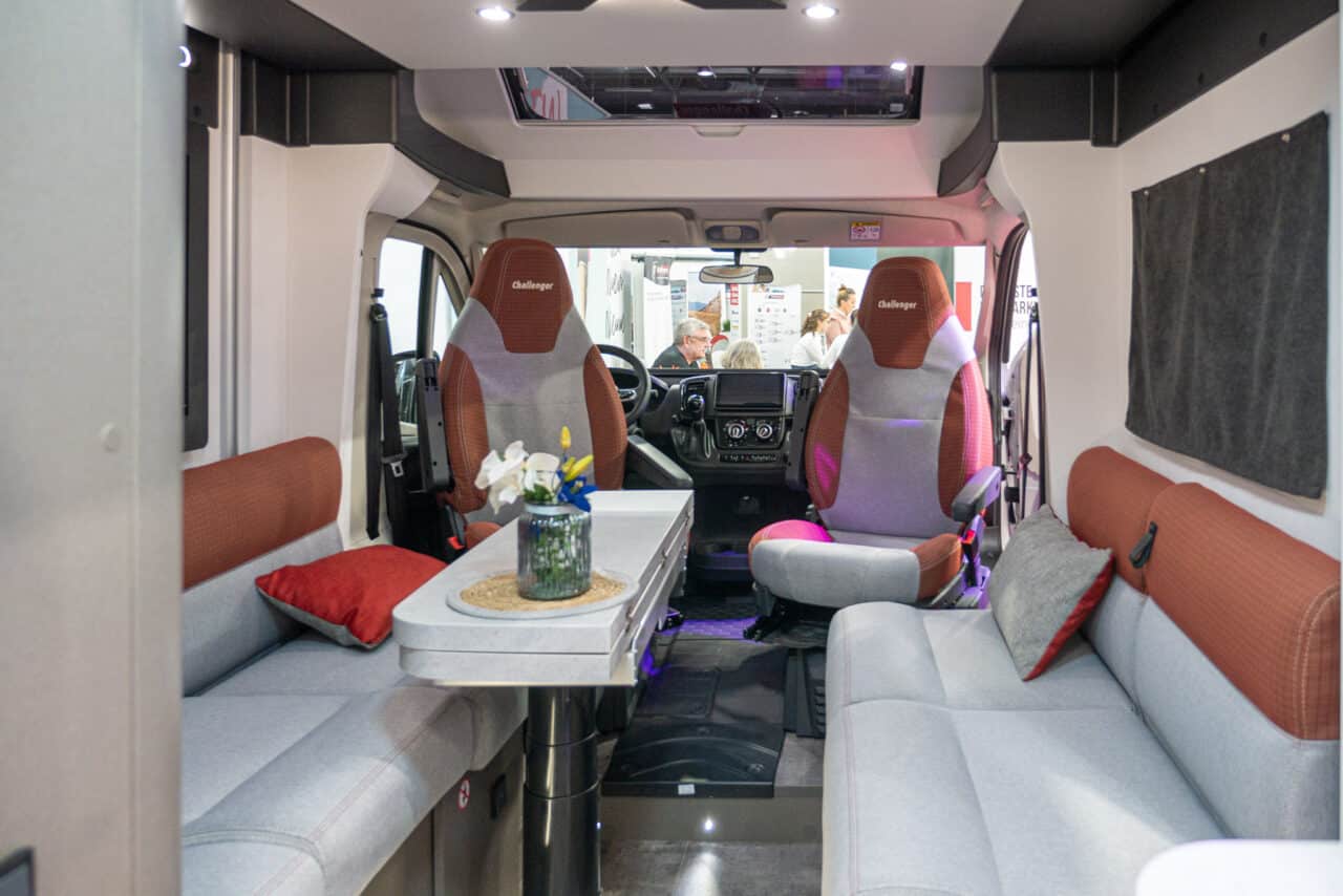 Challenger X 250 Open Edition (2024): schmaler Teilintegrierter mit flexibler Heckgarage - mit 360°-Tour! 3 challenger x 250 open edition fahrerkabine