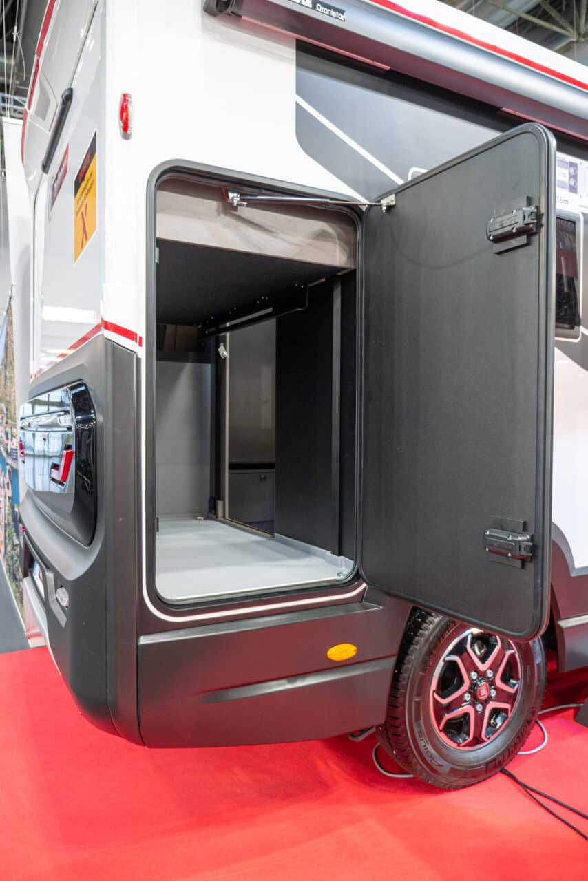 Challenger X 250 Open Edition (2024): schmaler Teilintegrierter mit flexibler Heckgarage - mit 360°-Tour! 8 challenger x 250 open edition heckgarage