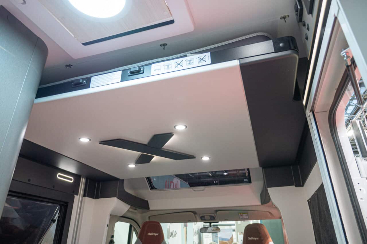 Challenger X 250 Open Edition (2024): schmaler Teilintegrierter mit flexibler Heckgarage - mit 360°-Tour! 4 challenger x 250 open edition hubbett