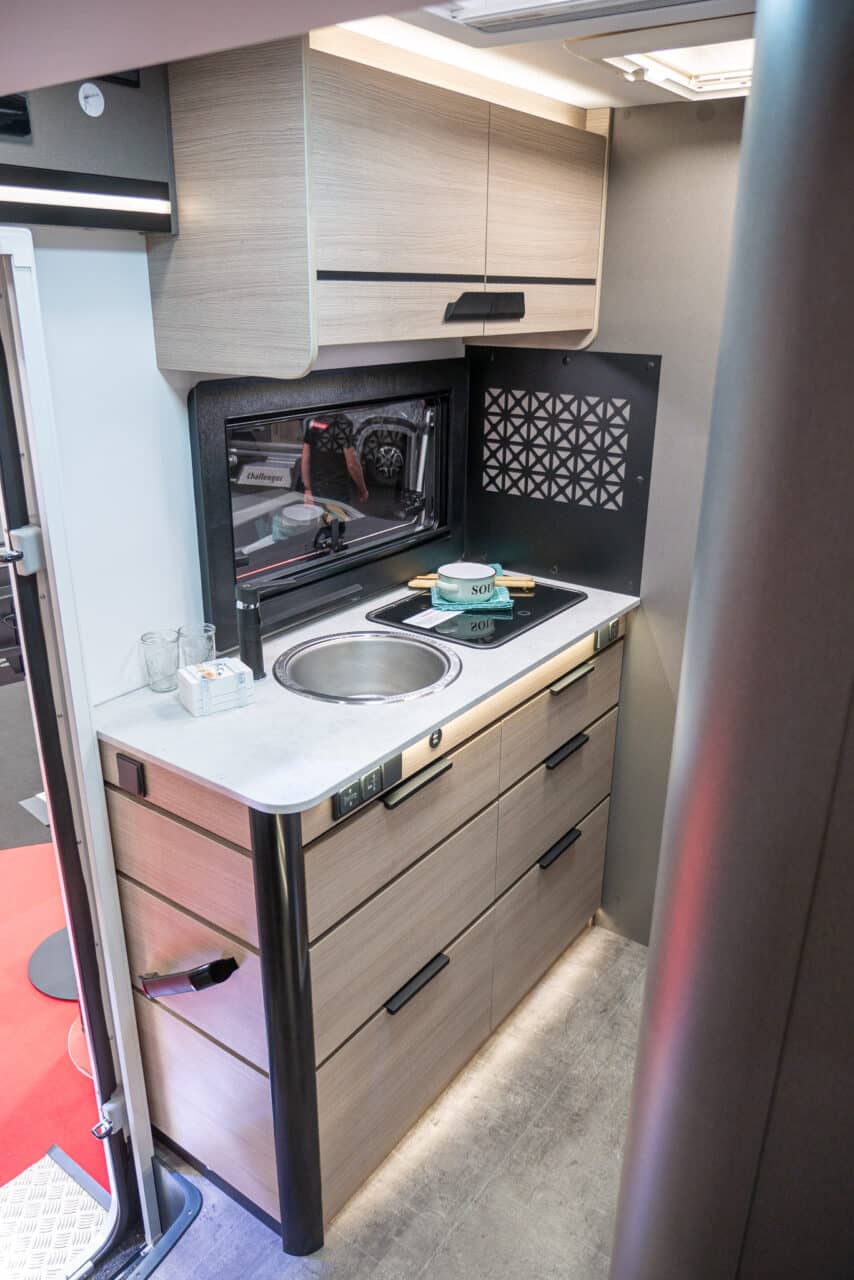 Challenger X 250 Open Edition (2024): schmaler Teilintegrierter mit flexibler Heckgarage - mit 360°-Tour! 5 challenger x 250 open edition kueche